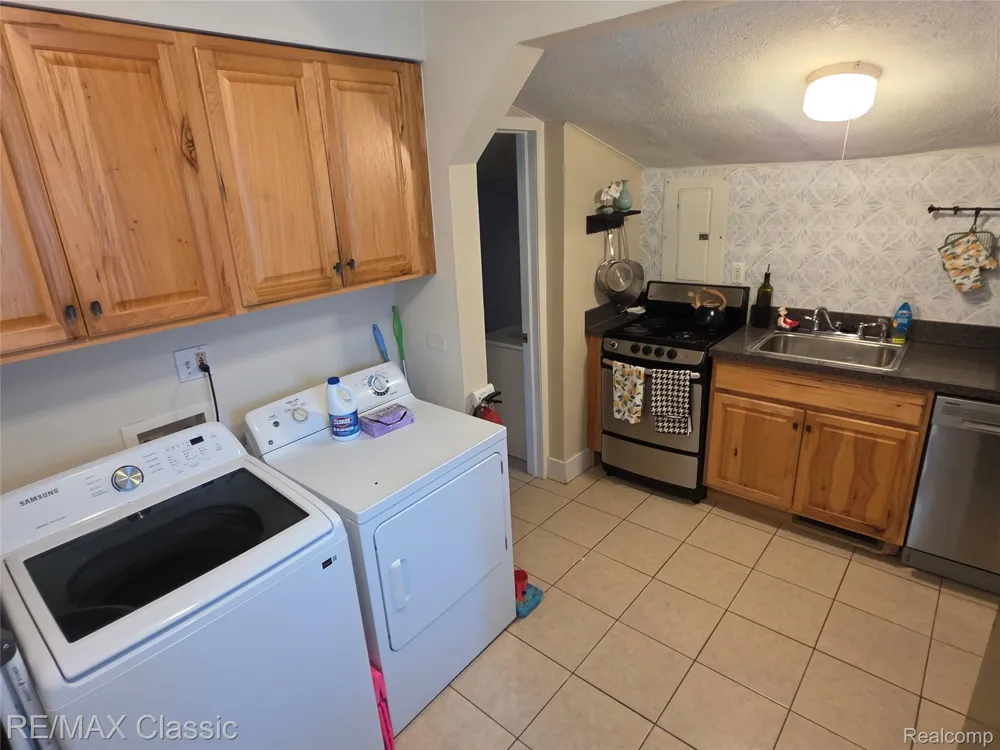 324 W Hudson Avenue Madison Heights City, MI 48071