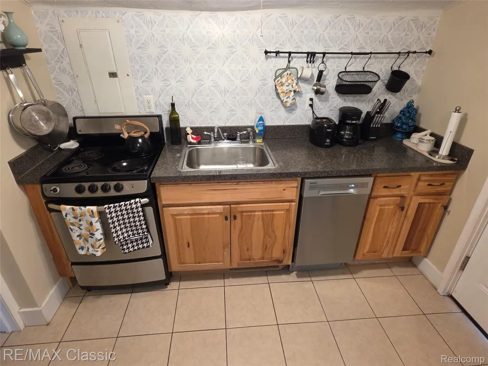 324 W Hudson Avenue Madison Heights City, MI 48071