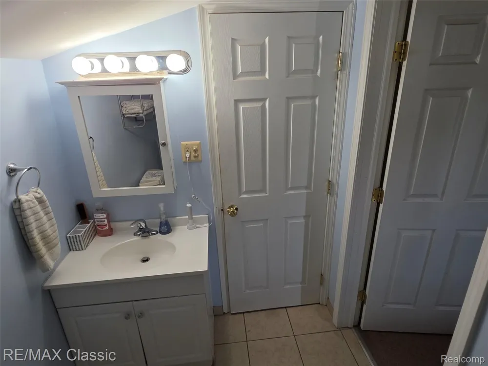 324 W Hudson Avenue Madison Heights City, MI 48071