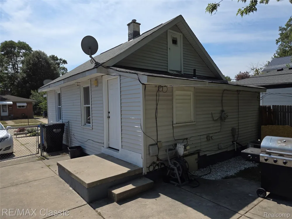 324 W Hudson Avenue Madison Heights City, MI 48071
