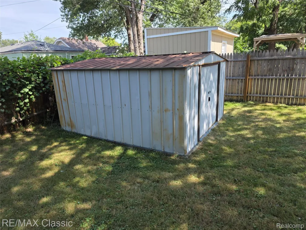 324 W Hudson Avenue Madison Heights City, MI 48071