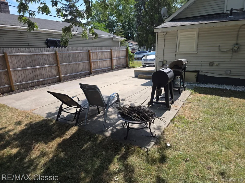 324 W Hudson Avenue Madison Heights City, MI 48071