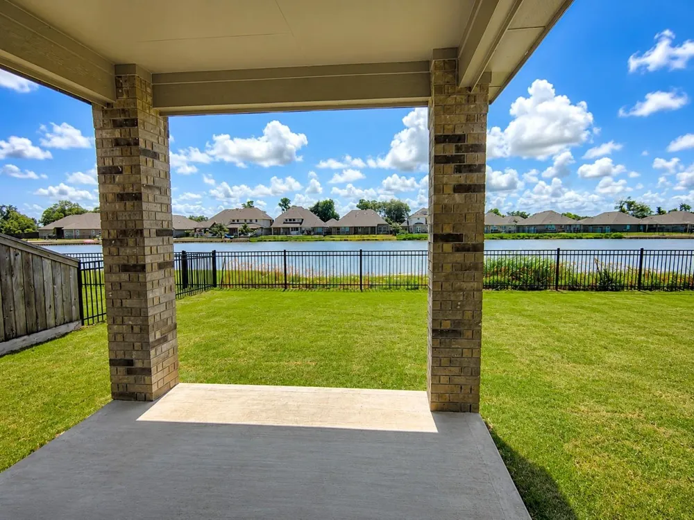 122 Water Grass Trail Clute, TX 77531
