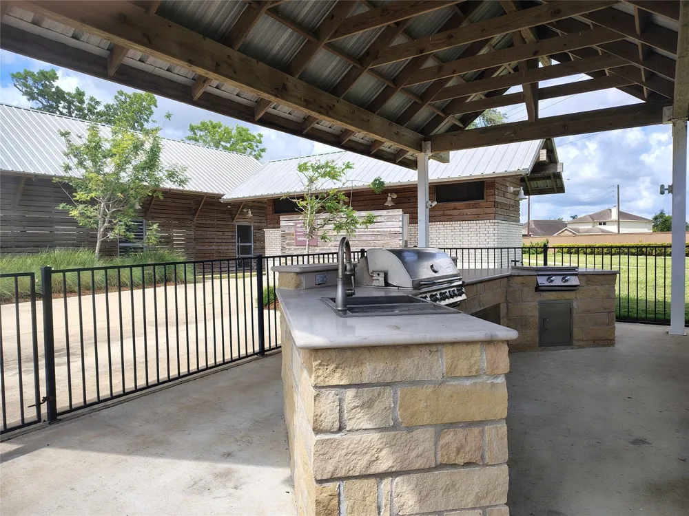 122 Water Grass Trail Clute, TX 77531