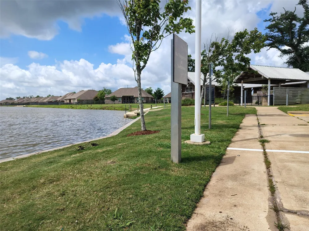 122 Water Grass Trail Clute, TX 77531