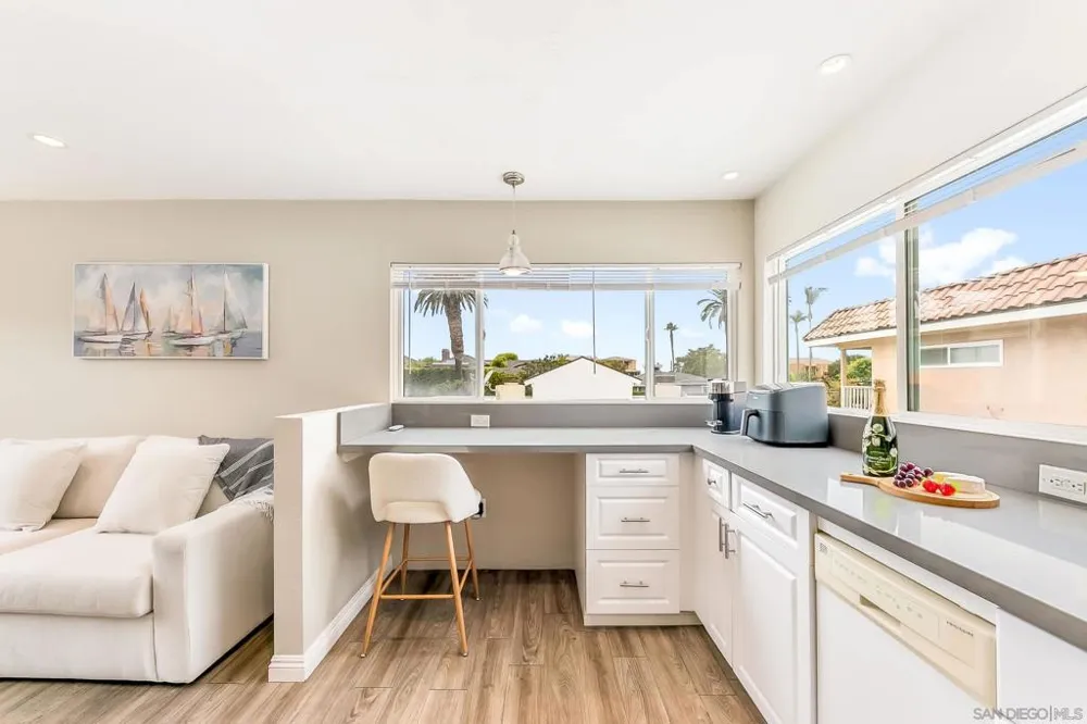 1943 Coast #A Del Mar, CA 92014