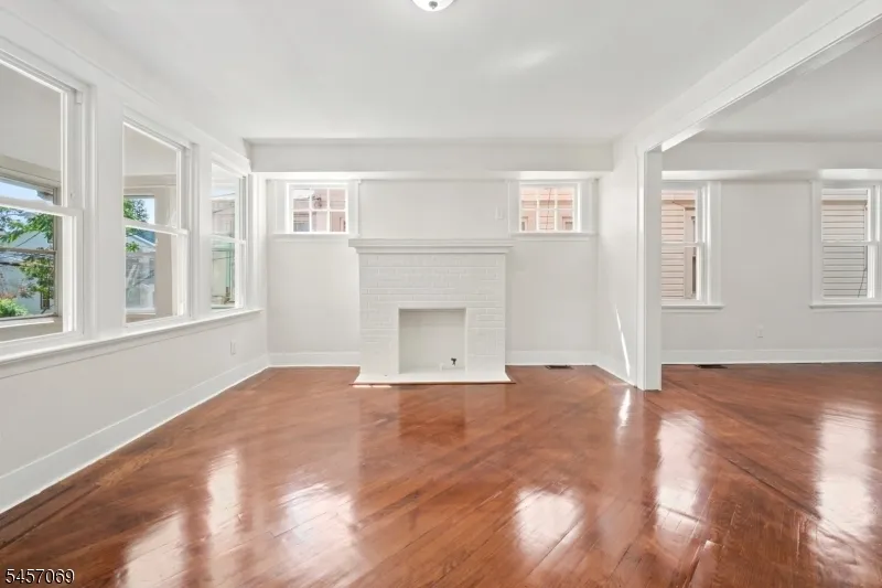 299 Smith St Newark City, NJ 07106