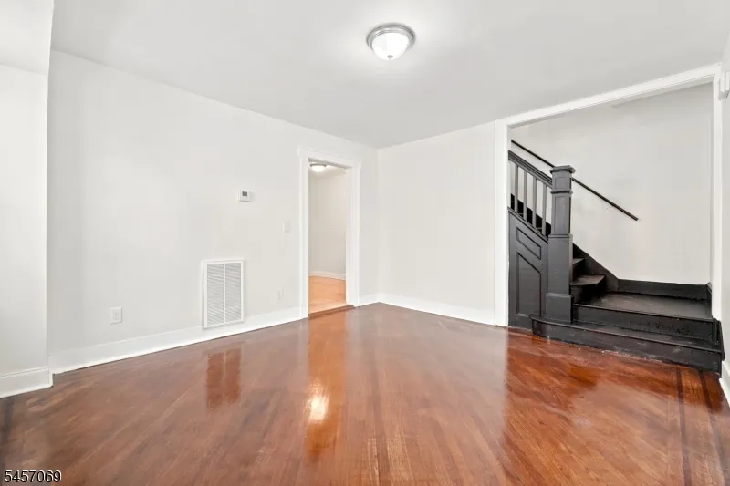 299 Smith St Newark City, NJ 07106