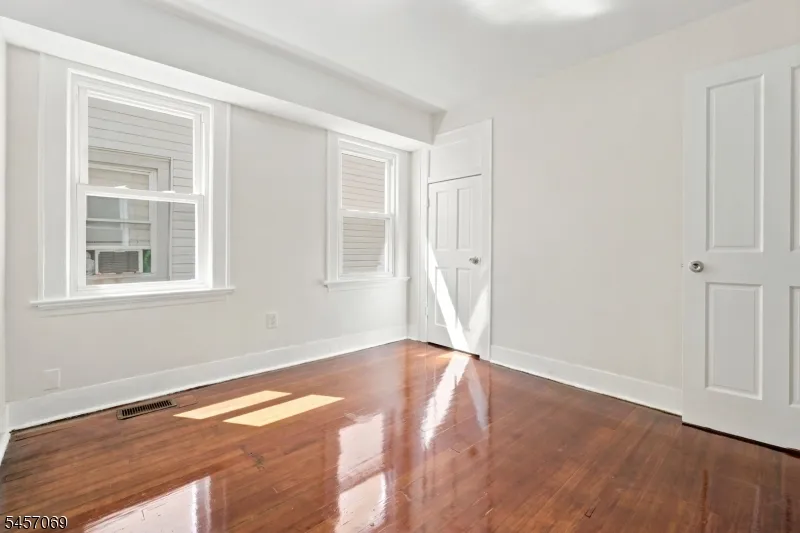 299 Smith St Newark City, NJ 07106