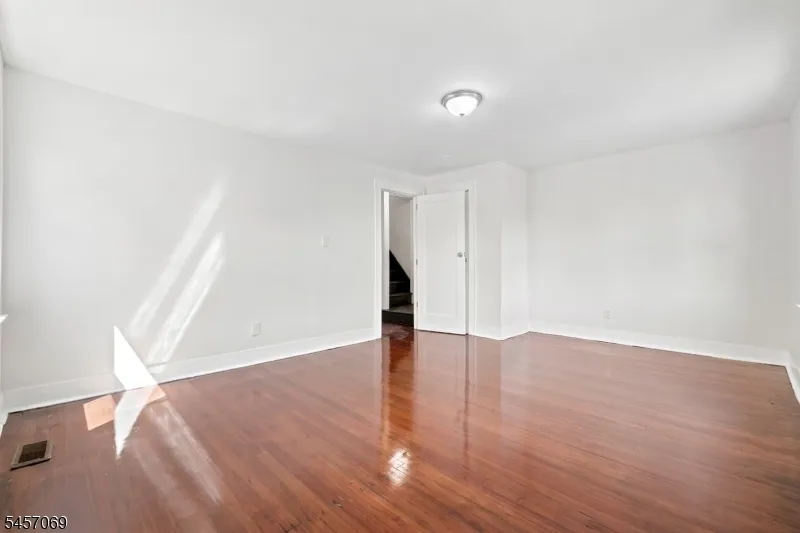 299 Smith St Newark City, NJ 07106
