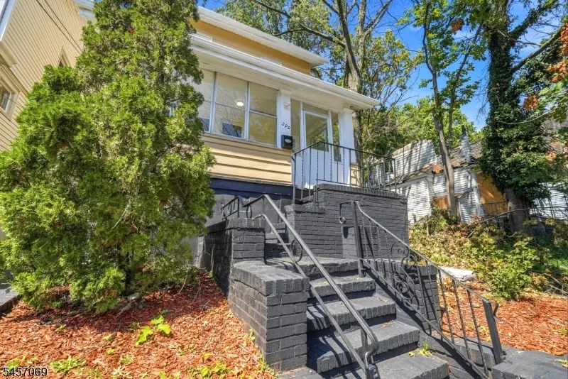 299 Smith St Newark City, NJ 07106