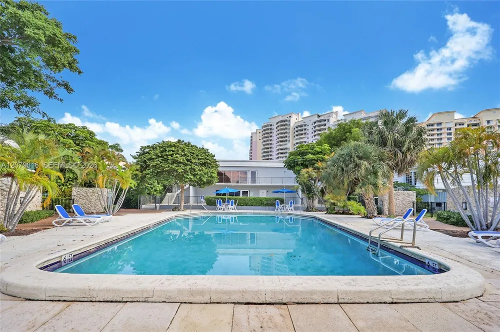 210 Sea View Dr #511 Key Biscayne, FL 33149