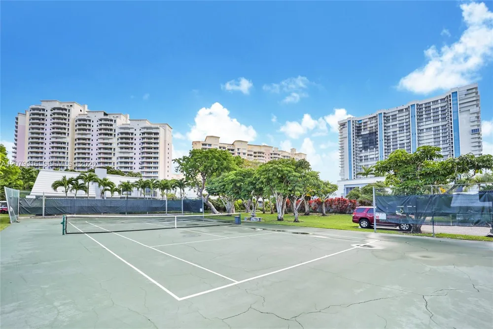 210 Sea View Dr #511 Key Biscayne, FL 33149