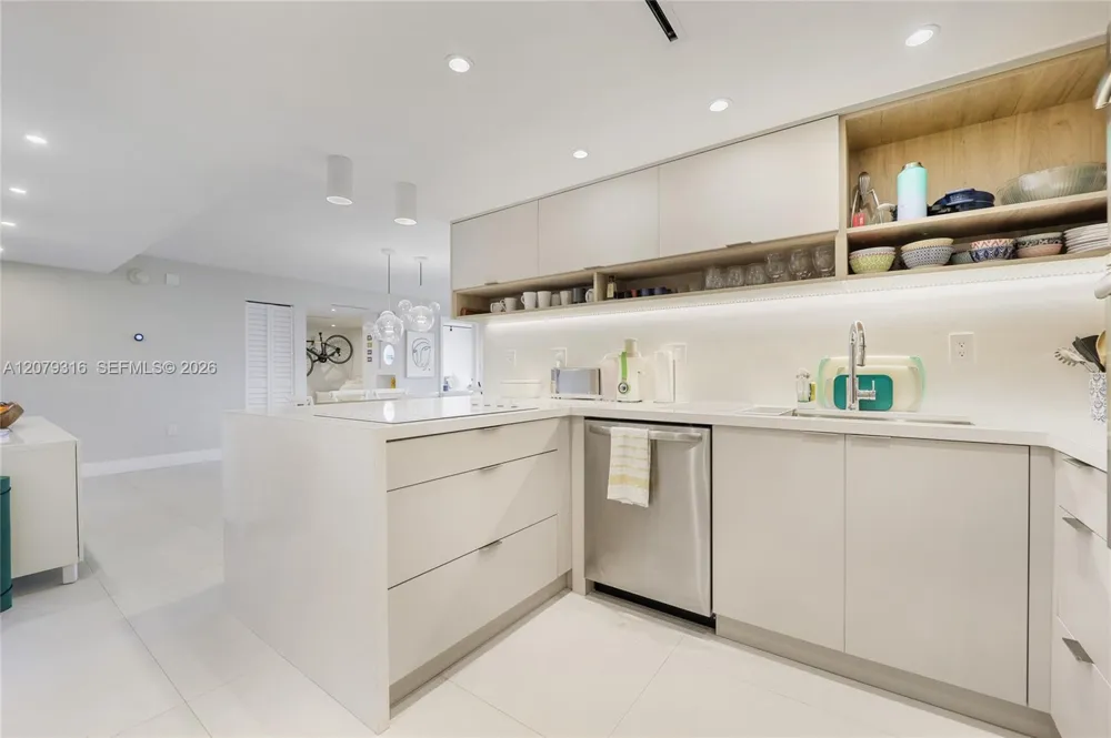 210 Sea View Dr #511 Key Biscayne, FL 33149