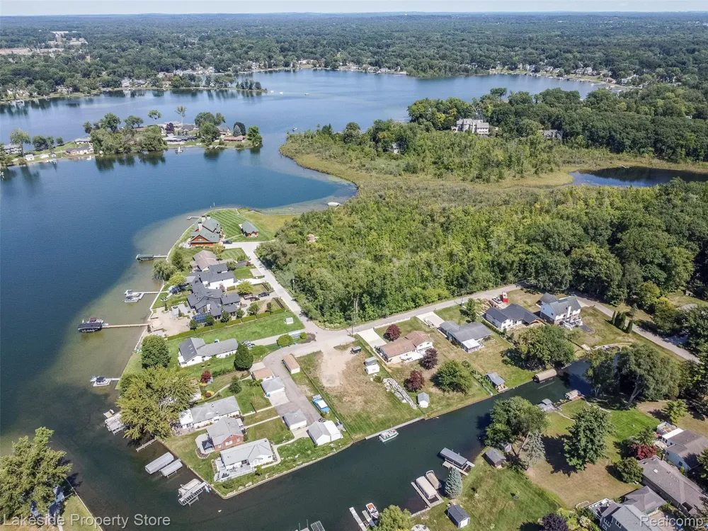 841 Driburg Drive Commerce Charter Township, MI 48390