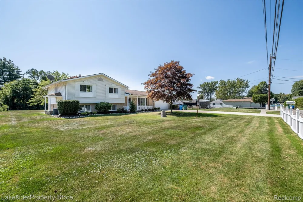 841 Driburg Drive Commerce Charter Township, MI 48390