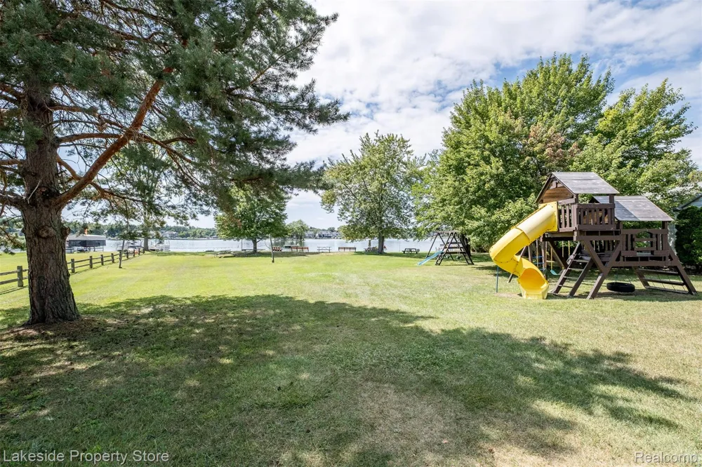 841 Driburg Drive Commerce Charter Township, MI 48390