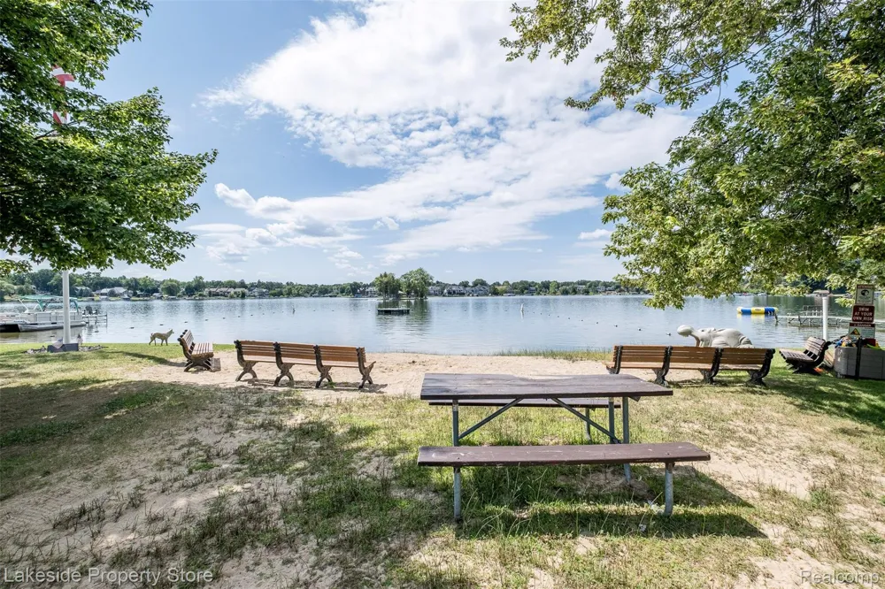 841 Driburg Drive Commerce Charter Township, MI 48390