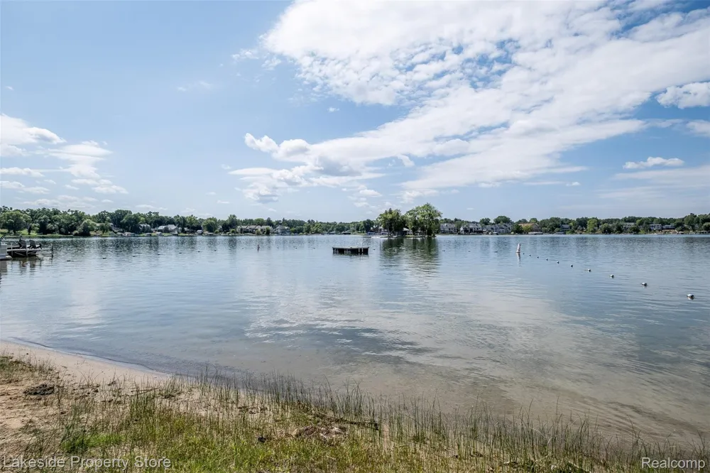 841 Driburg Drive Commerce Charter Township, MI 48390