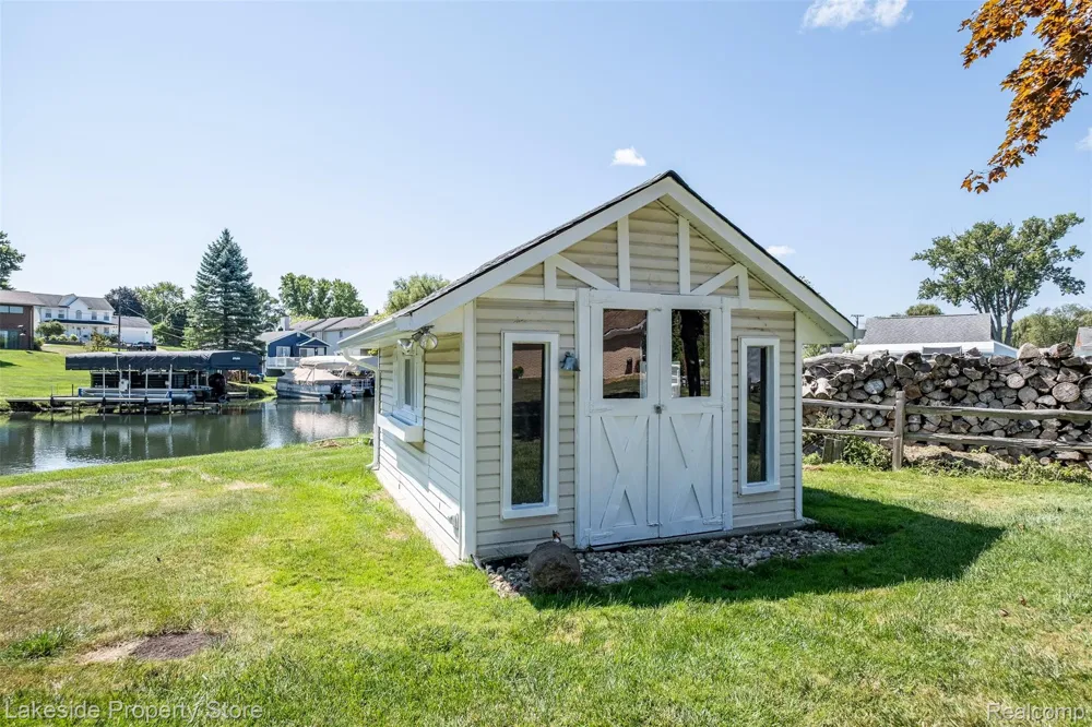 841 Driburg Drive Commerce Charter Township, MI 48390