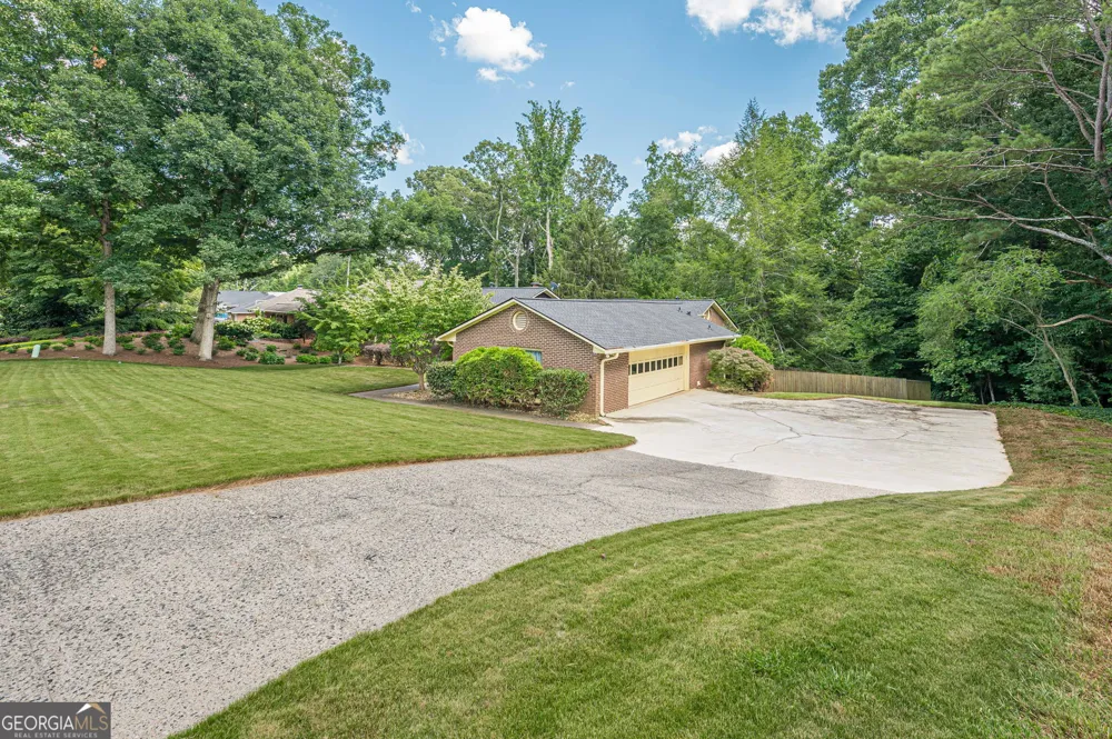 115 Farmstead LN Roswell, GA 30075