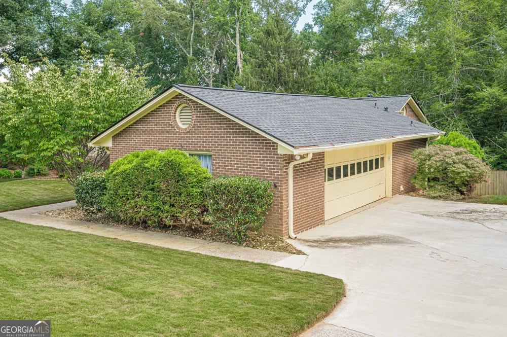 115 Farmstead LN Roswell, GA 30075