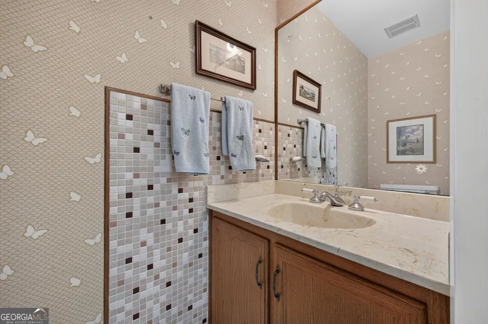 115 Farmstead LN Roswell, GA 30075