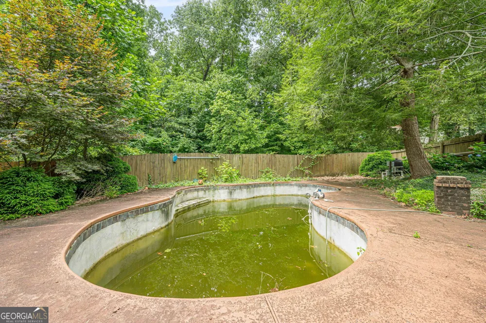 115 Farmstead LN Roswell, GA 30075