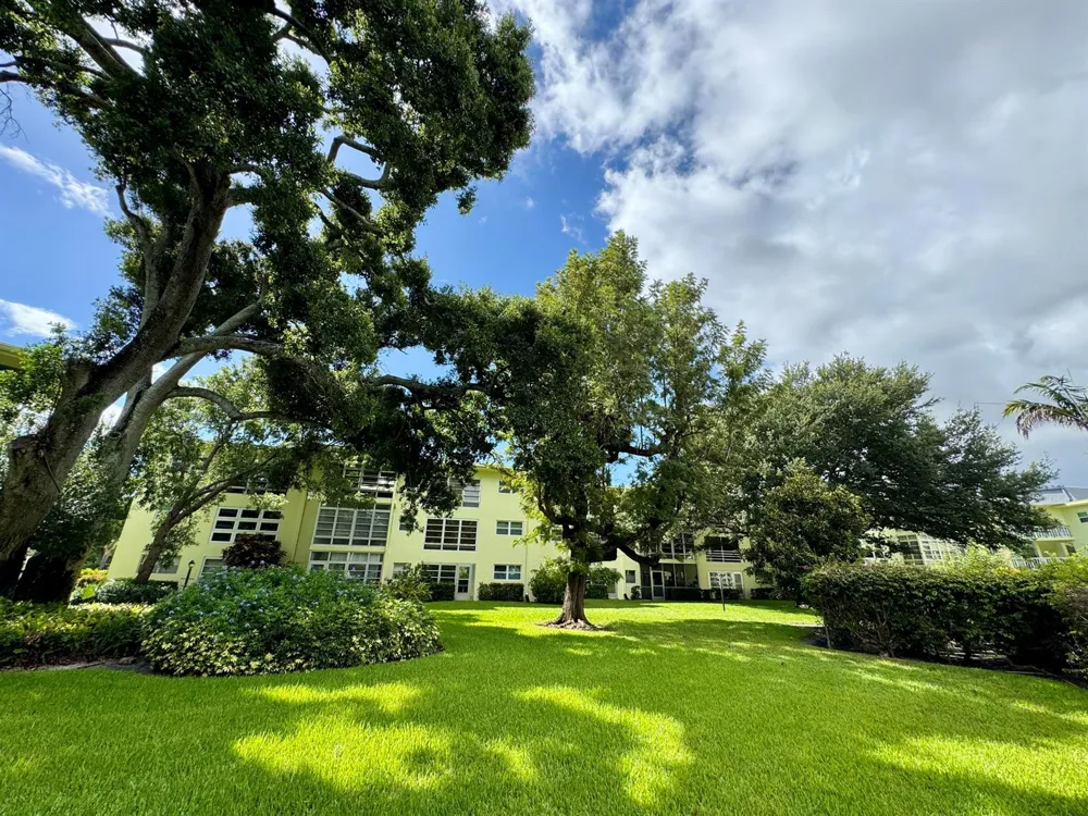 1100 PONCE DE LEON CIRCLE #E306 Vero Beach, FL 32960