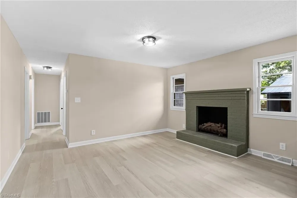 117 Hinshaw Avenue Yadkinville, NC 27055