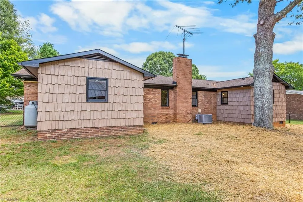 117 Hinshaw Avenue Yadkinville, NC 27055