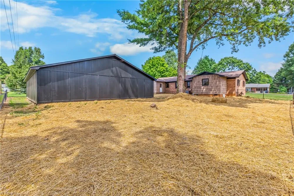 117 Hinshaw Avenue Yadkinville, NC 27055
