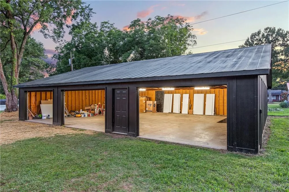 117 Hinshaw Avenue Yadkinville, NC 27055