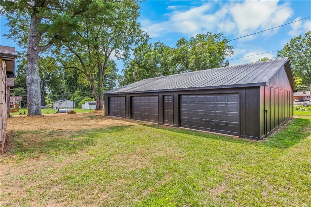 117 Hinshaw Avenue Yadkinville, NC 27055