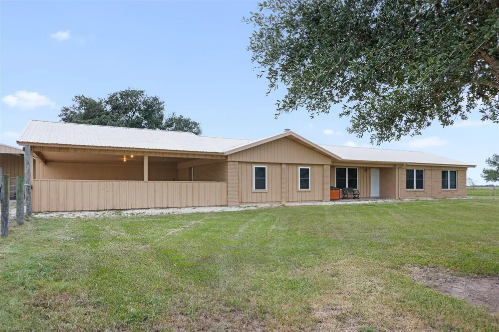 23783 Farm To Market 530 Hallettsville, TX 77964