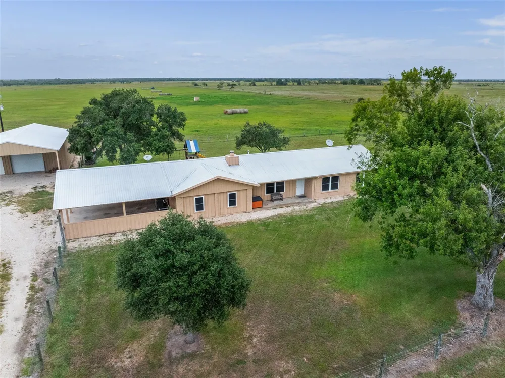 23783 Farm To Market 530 Hallettsville, TX 77964