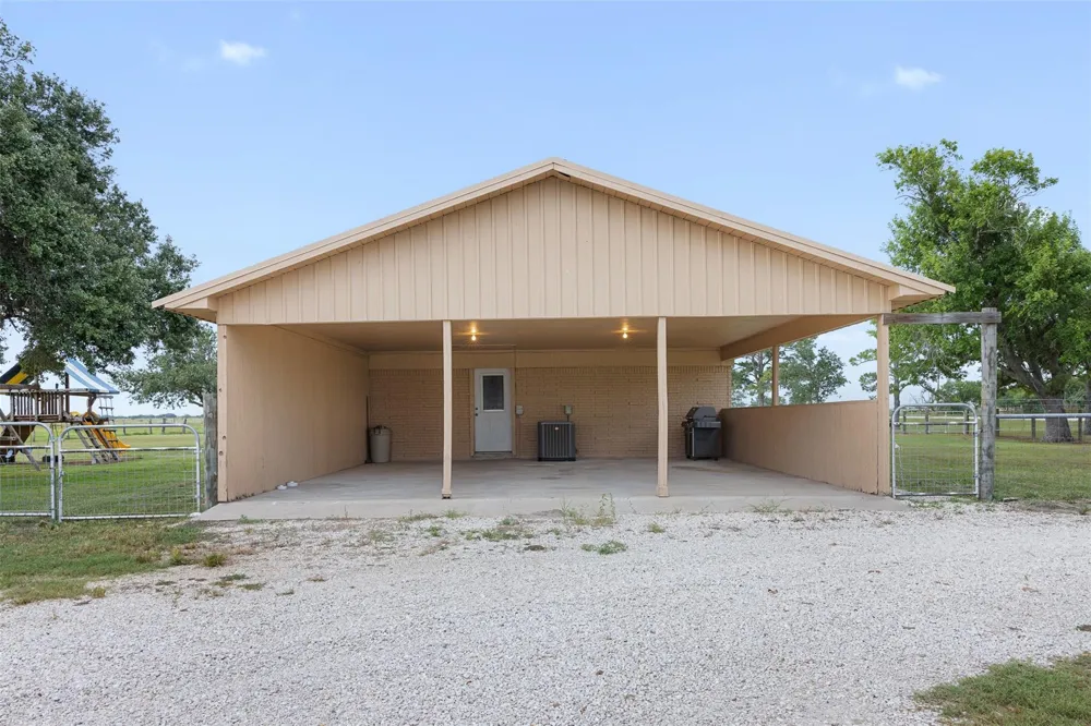 23783 Farm To Market 530 Hallettsville, TX 77964