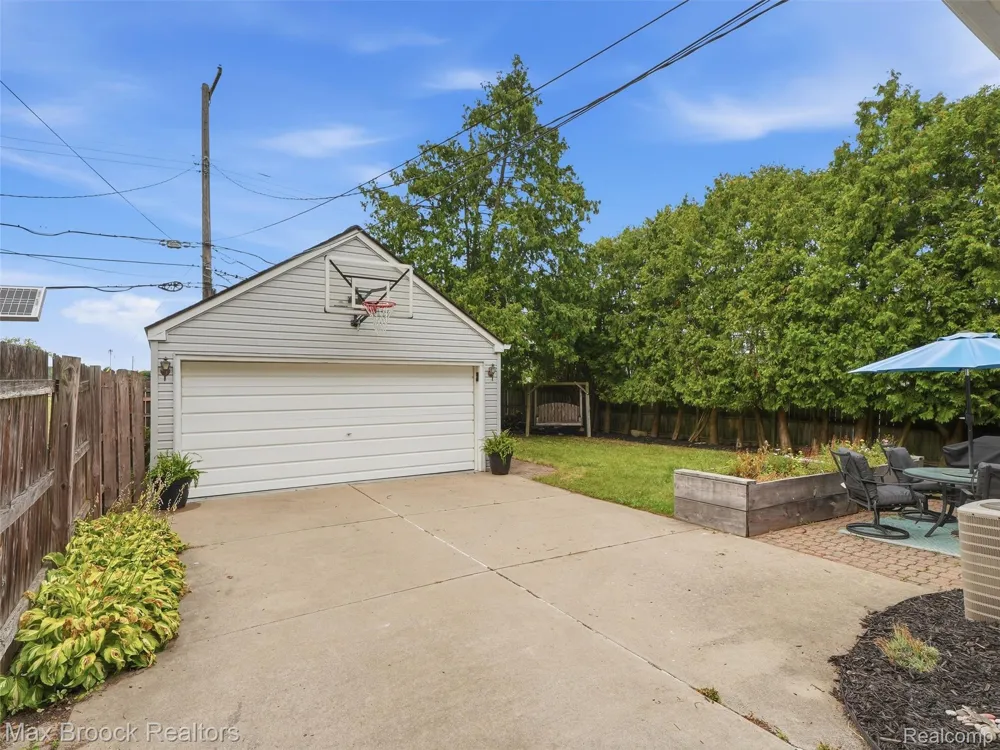 1216 W Windemere Avenue Royal Oak City, MI 48073
