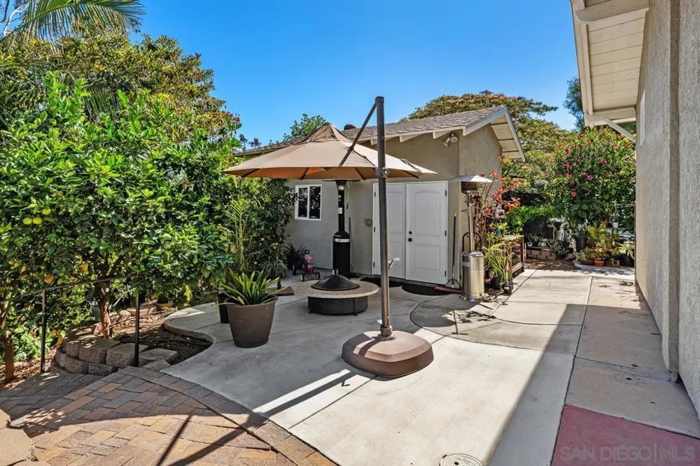 9865 Edgelake Drive La Mesa, CA 91941
