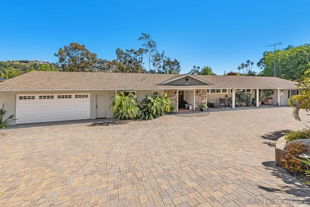 9865 Edgelake Drive La Mesa, CA 91941