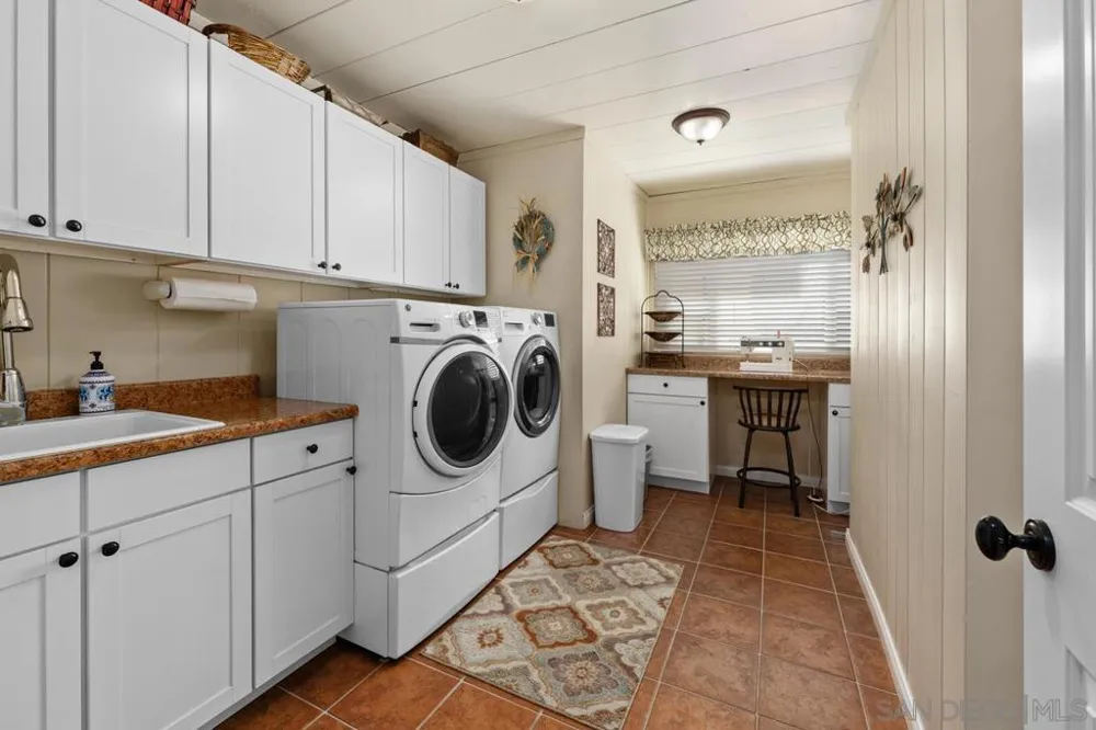 9865 Edgelake Drive La Mesa, CA 91941