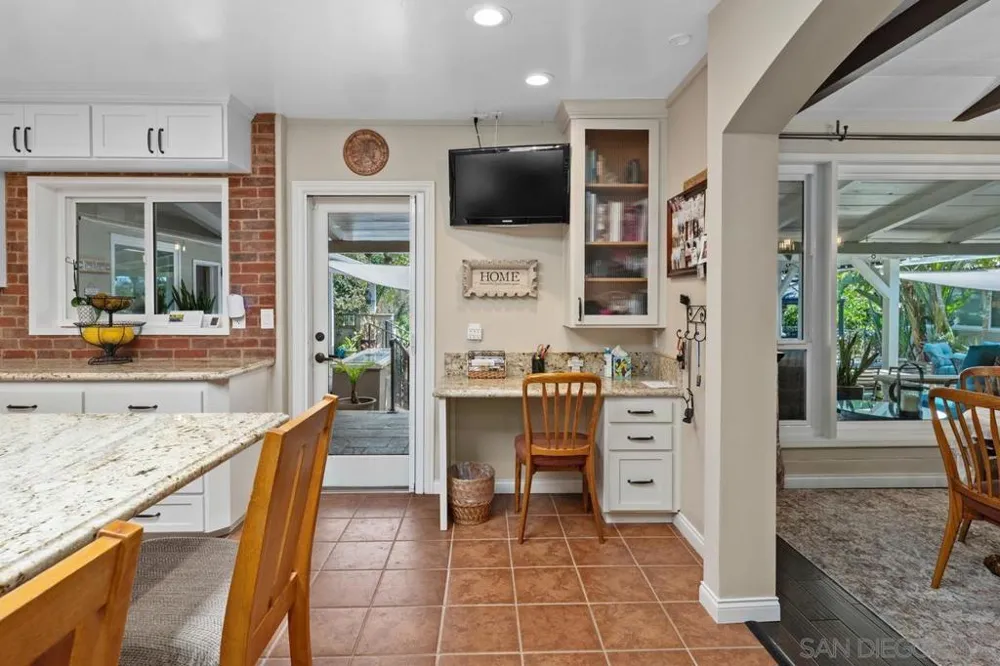 9865 Edgelake Drive La Mesa, CA 91941