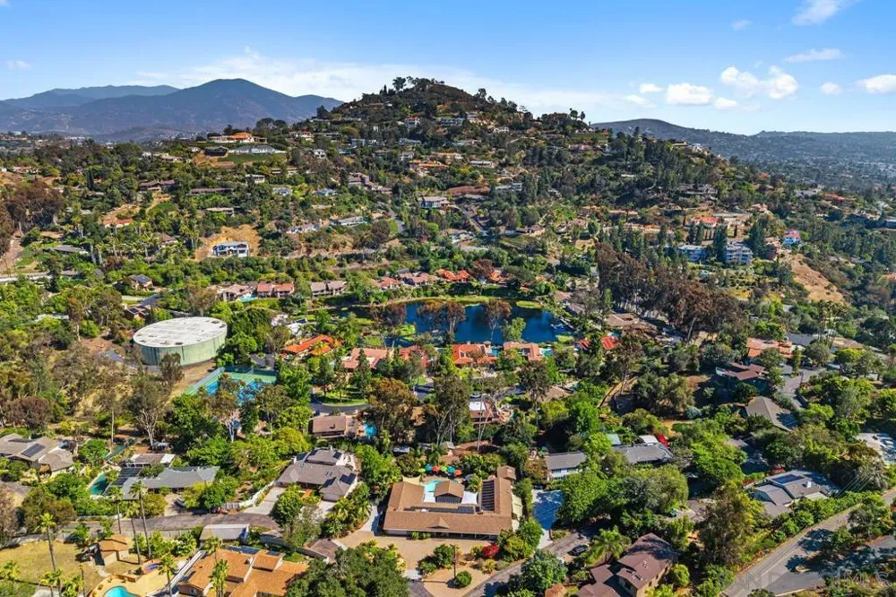 9865 Edgelake Drive La Mesa, CA 91941