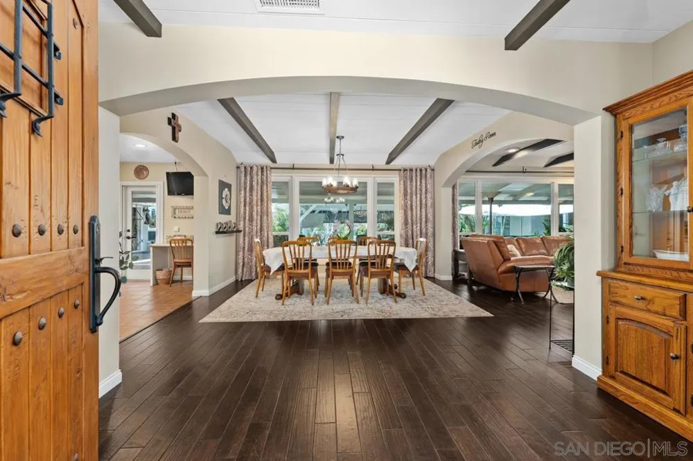9865 Edgelake Drive La Mesa, CA 91941