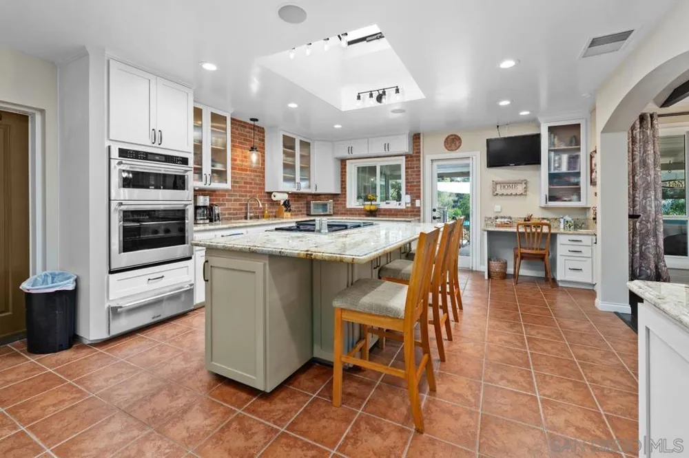 9865 Edgelake Drive La Mesa, CA 91941
