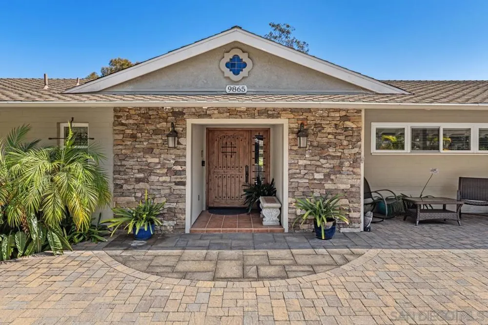 9865 Edgelake Drive La Mesa, CA 91941