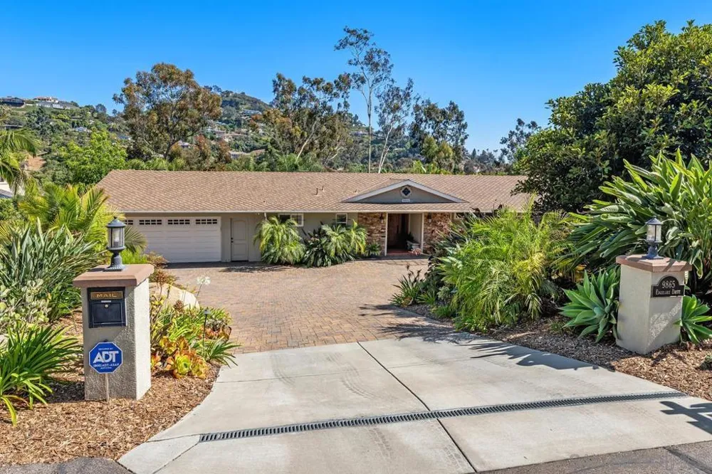 9865 Edgelake Drive La Mesa, CA 91941