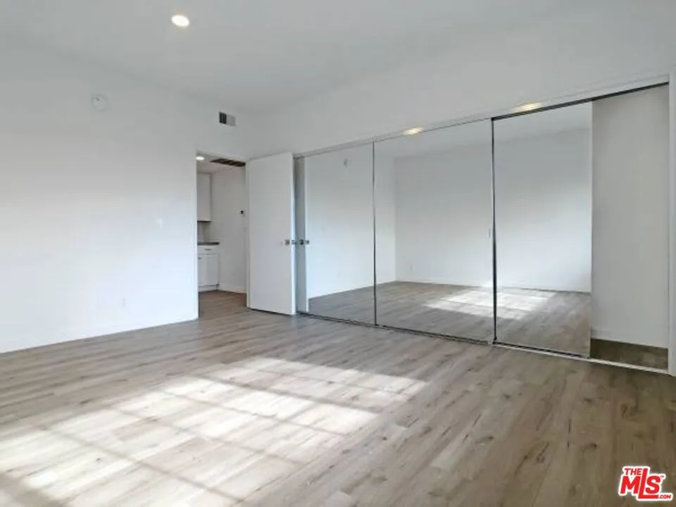4407 AMBROSE AVENUE #105 Los Angeles, CA 90027