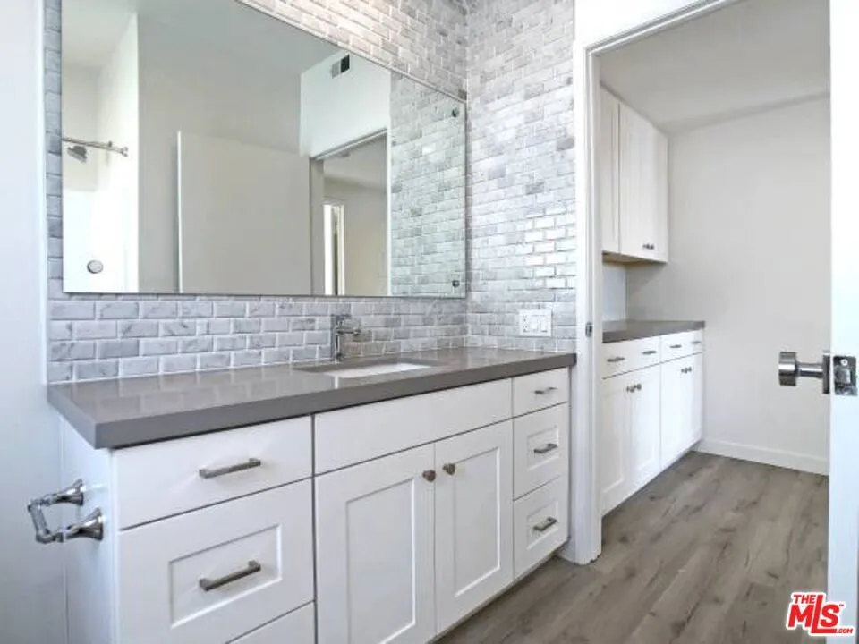 4407 AMBROSE AVENUE #105 Los Angeles, CA 90027