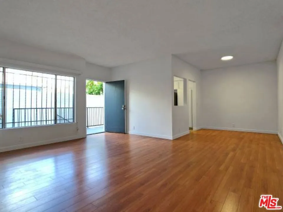 4407 AMBROSE AVENUE #105 Los Angeles, CA 90027